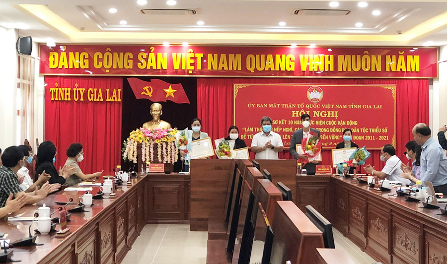 Chủ tịch Ủy ban MTTQ Việt Nam tỉnh tặng bằng khen cho các tập thể, cá nhân