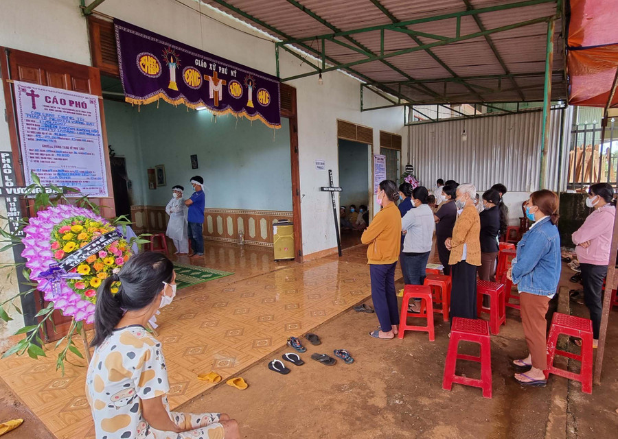 Người dân đến chia buồn cùng gia đình anh Nguyễn Văn Vương. Ảnh: Hà Phương