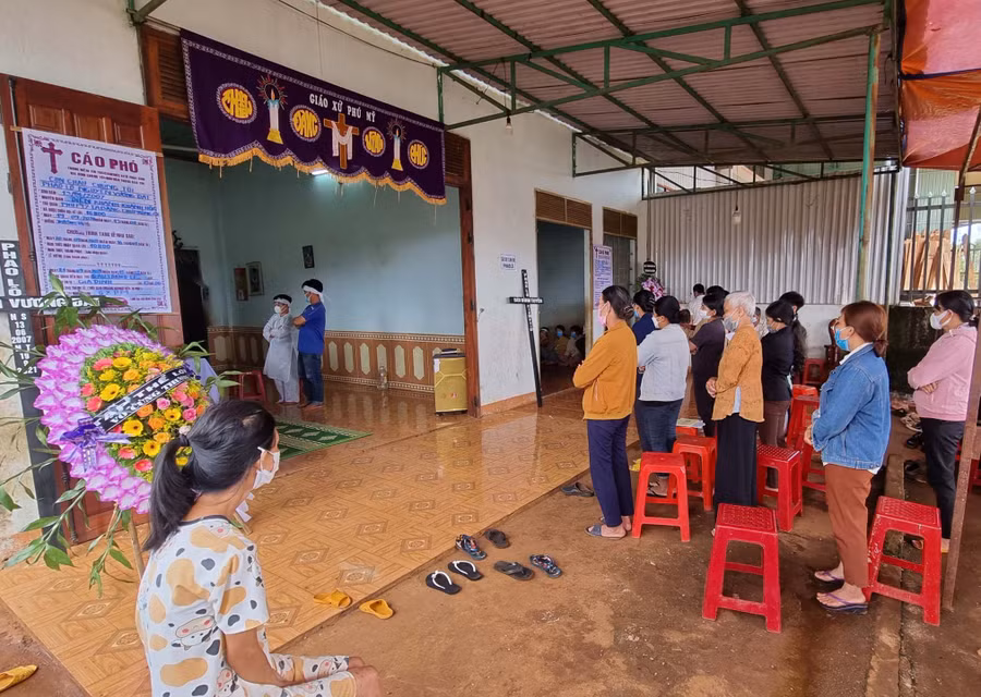 Người dân đến chia buồn cùng gia đình anh Nguyễn Văn Vương. Ảnh: Hà Phương