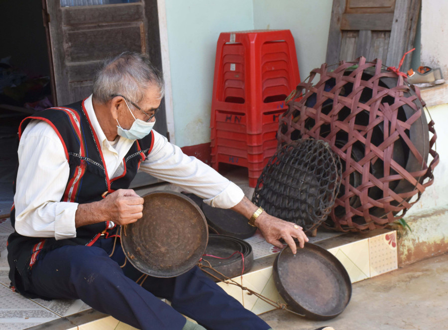 ông Ksor Hyuih-già làng Bruk Ngol (phường Yên Thế, TP. Pleiku luôn tin rằng, khi dịch bệnh được đẩy lùi, tiếng cồng chiêng của làng trong các lễ hội sẽ lại ngân vang… Ảnh Trần Dung