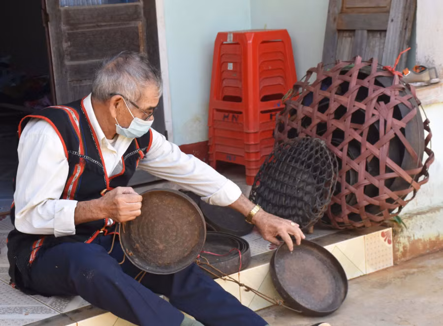 ông Ksor Hyuih-già làng Bruk Ngol (phường Yên Thế, TP. Pleiku luôn tin rằng, khi dịch bệnh được đẩy lùi, tiếng cồng chiêng của làng trong các lễ hội sẽ lại ngân vang… Ảnh Trần Dung
