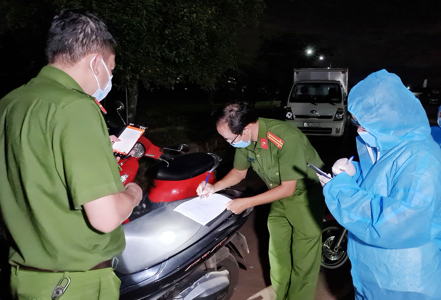  Lực lượng chức năng phường Trà Bá truy vết các trường hợp F1,F2 tối ngày 21-9. Ảnh: Bá Bính