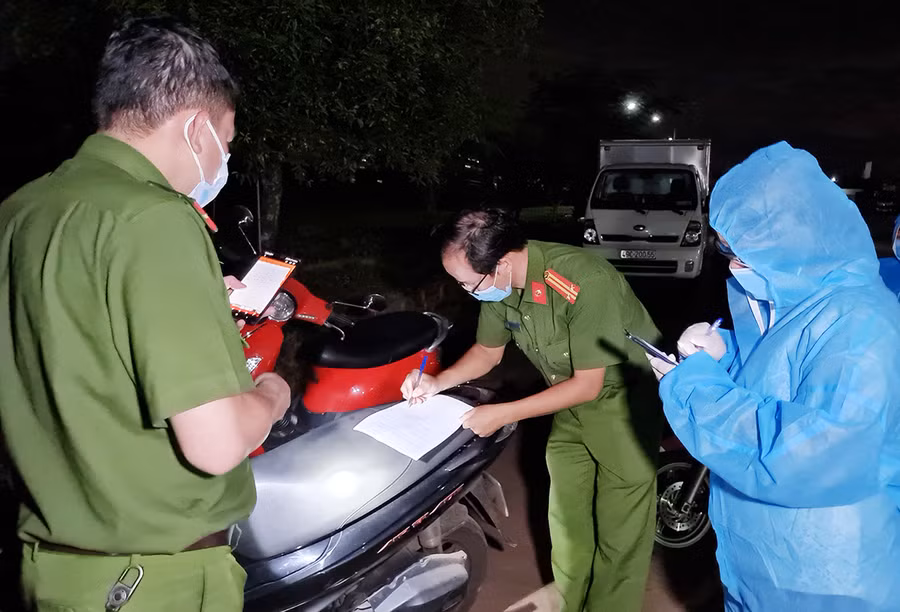  Lực lượng chức năng phường Trà Bá truy vết các trường hợp F1,F2 tối ngày 21-9. Ảnh: Bá Bính