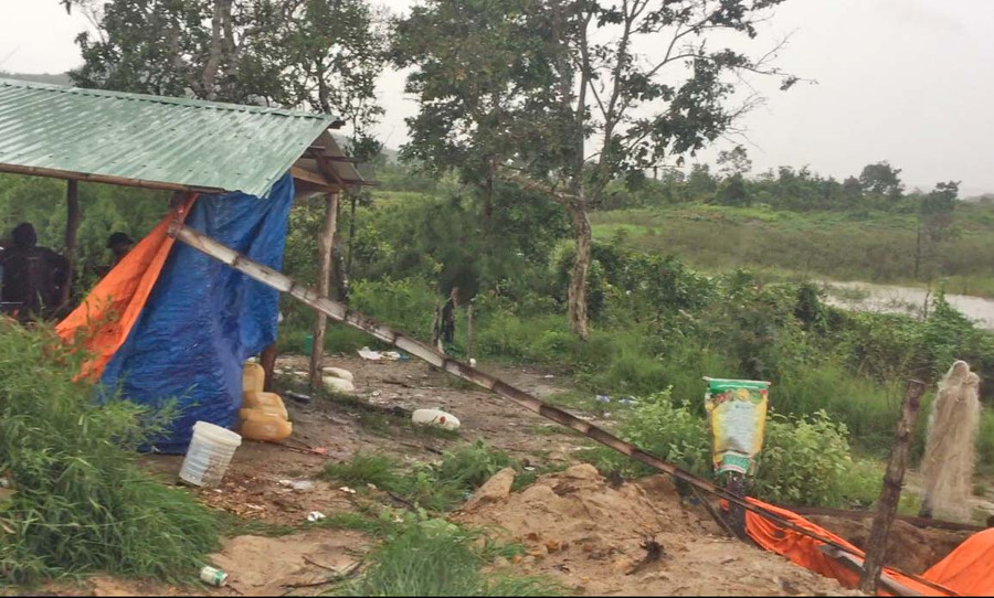 Lán trại được dựng trái phép trên đất rừng. Ảnh: Hạ Vy