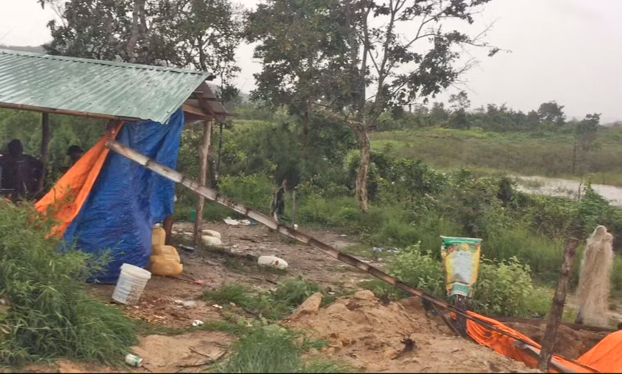 Lán trại được dựng trái phép trên đất rừng. Ảnh: Hạ Vy