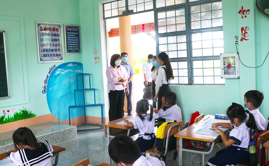 Phó Chủ tịch UBND tỉnh Nguyễn Thị Thanh Lịch trao đổi công tác tuyên truyền, phòng-chống dịch Covid-19 tại Trường Tiểu học Trần Phú (xã Song An, thị xã An Khê). Ảnh: Ngọc Minh 