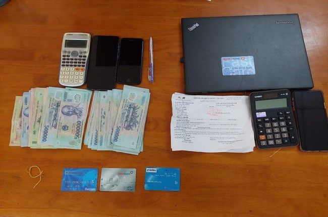 Tang vật liên quan đến đường dây đánh bạc quy mô lớn qua mạng. Ảnh: CACC Tang vật liên quan đến đường dây đánh bạc quy mô lớn qua mạng. Ảnh: CACC