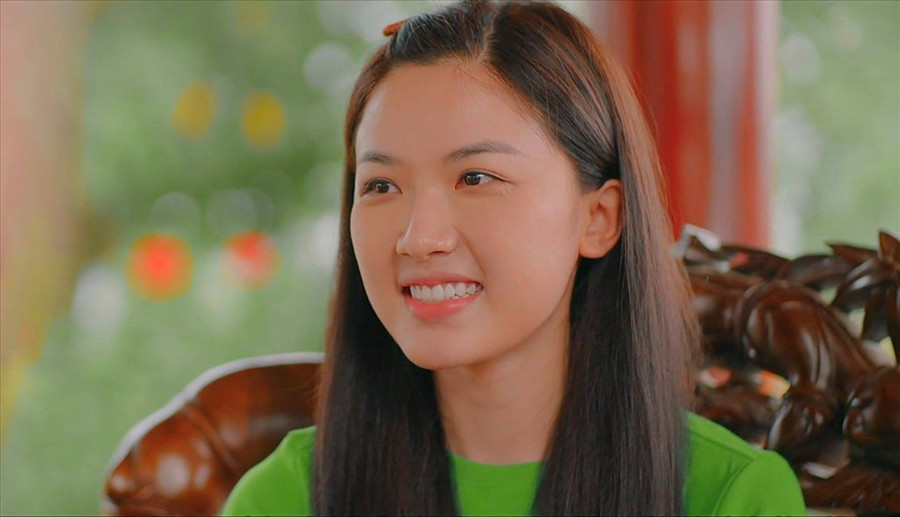 Ban đầu, khi phim mới lên sóng, nhân vật của Khả Ngân bị khán giả “ghét ra mặt” vì cách hành xử ngang ngược, chỉ biết đến bản thân mình. Biểu cảm cùng đài từ của cô cũng vướng nhiều tranh cãi. Nhưng càng về sau, diễn xuất của Khả Ngân ngày càng tự nhiên và linh hoạt hơn. Gu thời trang của sao nữ cũng nhận được nhiều lời khen từ khán giả. Ảnh: NSX.