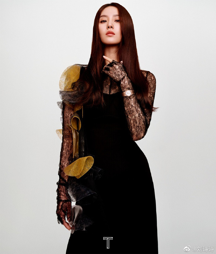 Cô là gương mặt đắt show khi xuất hiện nhiều trên các tạp chí thời trang. Diện đầm ren đen phối màu sắc và thiết kế phá cách, bà xã của tài tử Ngô Kỳ Long càng thêm cuốn hút bội phần. Ảnh: T magazine