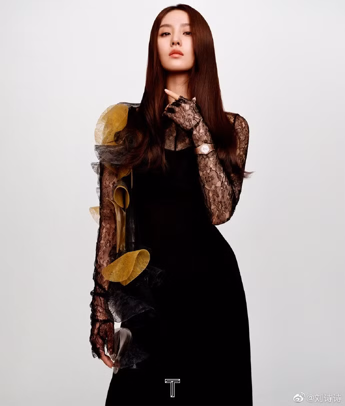 Cô là gương mặt đắt show khi xuất hiện nhiều trên các tạp chí thời trang. Diện đầm ren đen phối màu sắc và thiết kế phá cách, bà xã của tài tử Ngô Kỳ Long càng thêm cuốn hút bội phần. Ảnh: T magazine