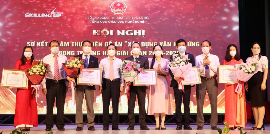 Tổng cục Giáo dục nghề nghiệp biểu dương mô hình văn hóa ứng xử tiêu biểu. Ảnh nguồn internet Tổng Cục giáo dục nghề nghiệp biểu dương mô hình văn hóa ứng xử tiêu biểu. Ảnh: Đinh Yến