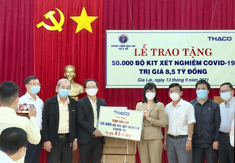  Các đại biểu chụp hình lưu niệm tại lễ trao tặng. Ảnh: Như Nguyện