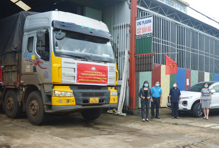 Chương trình “7 ngày một đợt xe chở hàng” đã thực hiện 15 chuyến xe, vận chuyển gần 400 tấn hàng hỗ trợ người dân gặp khó khăn do ảnh hưởng bởi dịch Covid-19 tại 2 tỉnh Bình Dương, Đồng Nai và TP. Hồ Chí Minh. Ảnh: Anh Huy Xe chở hàng chuẩn bị xuất phát vào TP. Hồ Chí Minh và tỉnh Bình Dương. Ảnh: Anh Huy