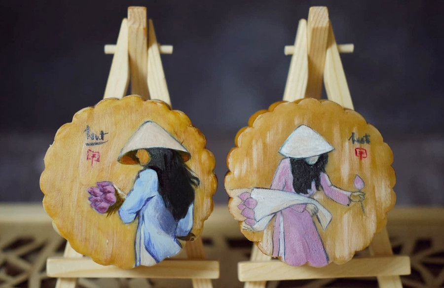 Bánh nhân thập cẩm, đậu xanh nhưng được khoác lên mặt bánh là những bức tranh. Bánh nhân thập cẩm, đậu xanh nhưng được khoác lên mặt bánh là những bức tranh.