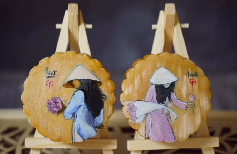 Bánh nhân thập cẩm, đậu xanh nhưng được khoác lên mặt bánh là những bức tranh.