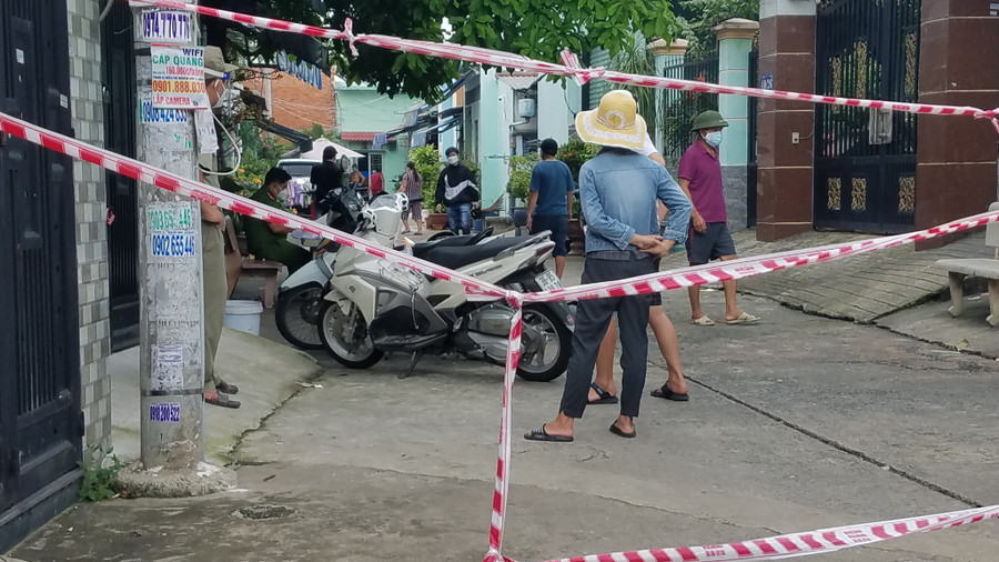  Hiện trường phát hiện vụ việc được căng dây, phong tỏa. Ảnh: TRẦN KHA