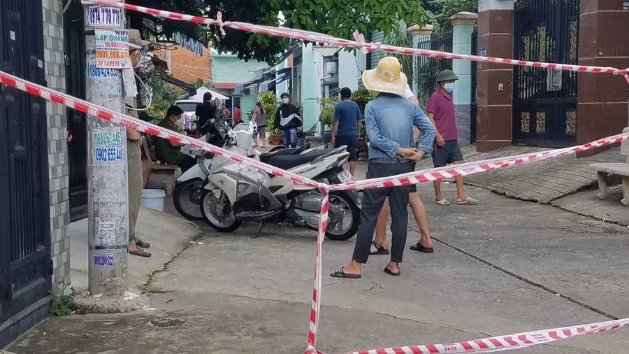  Hiện trường phát hiện vụ việc được căng dây, phong tỏa. Ảnh: TRẦN KHA