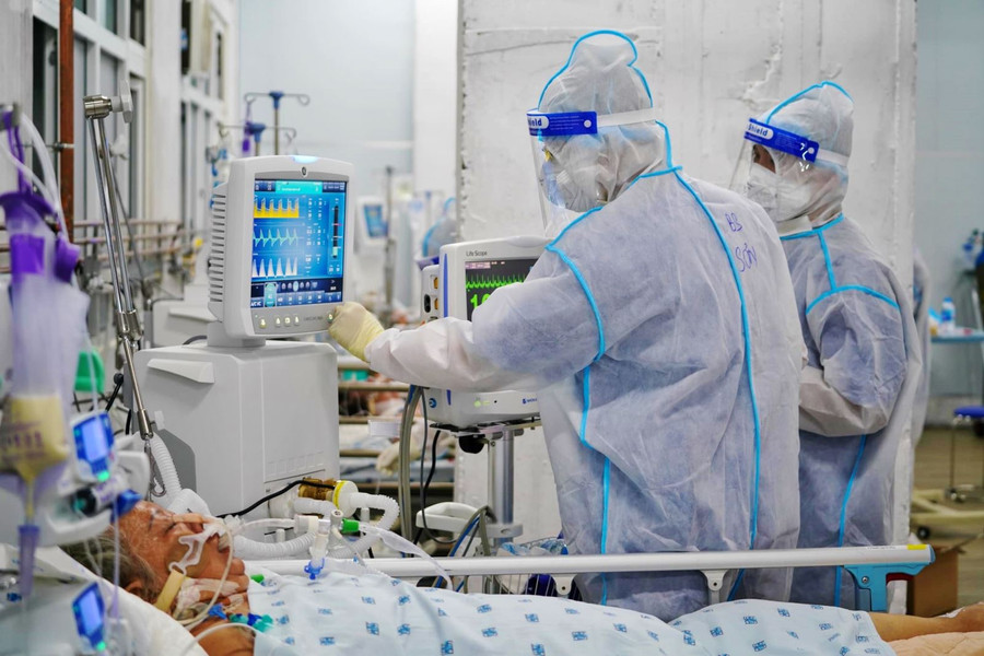 Điều trị bệnh nhân Covid-19 nặng tại Trung tâm hồi sức Covid-19 Bệnh viện Quốc tế City. Ảnh: BVCC