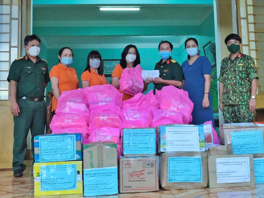 Nhiều phần quà đã được Hội LHPN tỉnh, Hội Nữ Doanh nhân tỉnh gửi tới các thai phụ và trẻ em trong các khu cách ly. Ảnh: Hoàng Ngọc