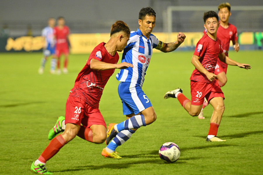 Võ Hoàng Quảng đeo băng đội trưởng Bà Rịa Vũng Tàu và ghi bàn thắng duy nhất trong trận thắng Phú Thọ ở vòng 2 giải hạng Nhất QG 2021. Ảnh: VPF