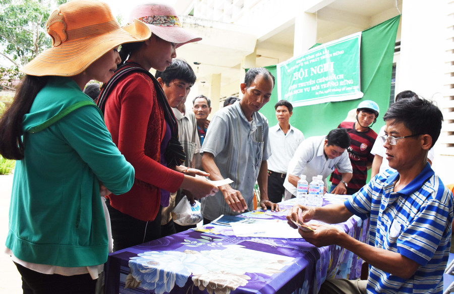 Kiểm lâm địa bàn phối hợp với Tổ bảo vệ rừng Kon Ktonh (xã Kon Pne, huyện Kbang) kiểm tra rừng nhạn khoán (ảnh chụp trước tháng 4-2021). Ảnh: Minh Nguyễn