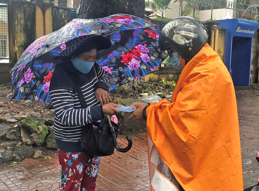 Chị Thạch Thị Thúy Loan mưu sinh bằng nghề bán vé số dạo. Ảnh: Phương Dung Chị Thạch Thị Thúy Loan mưu sinh bằng nghề bán vé số dạo. Ảnh: Phương Dung