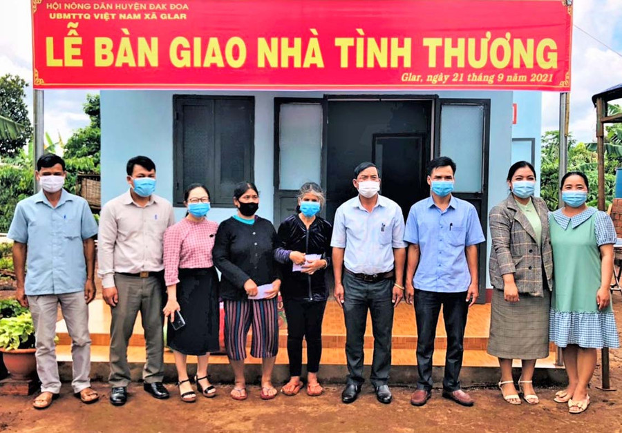Đại diện Hội Nông dân huyện và cán bộ các ban, ngành xã Glar trao nhà tình thương cho chị Blenh. Ảnh: Đinh Yến