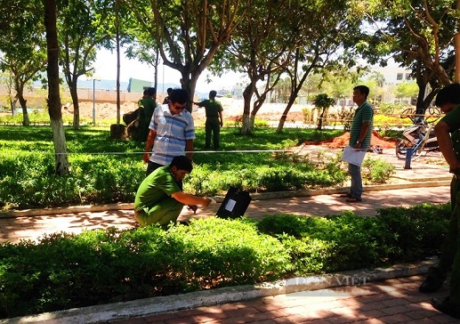  Cơ quan chức năng khám nghiệm hiện trường điều tra vụ giết người tại công viên Hà Thanh (phường Đống Đa, TP.Quy Nhơn) vào ngày 22/4/2019. (Ảnh: Tư liệu)