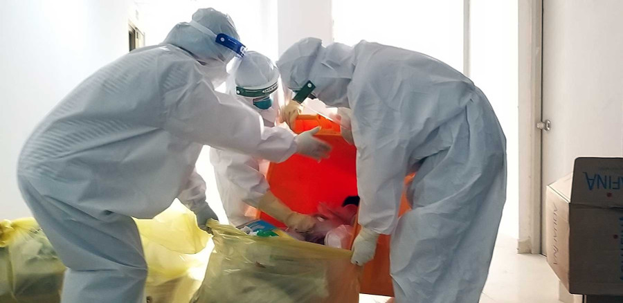 Tình nguyện viên dọn rác của bệnh nhân. Ảnh: Như Lịch 