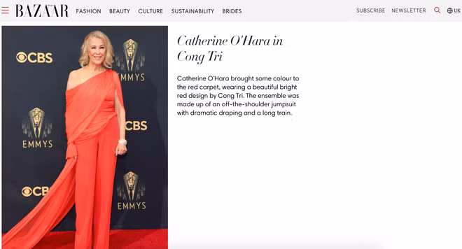 Không chỉ ghi điểm trên thảm đỏ, nữ diễn viên 'Ở Nhà Một Mình' - Catherine O’Hara còn được Harper’s Bazaar UK bình chọn là một trong 10 ngôi sao mặc đẹp trên thảm đỏ Emmy năm nay. Ảnh: Chụp màn hình