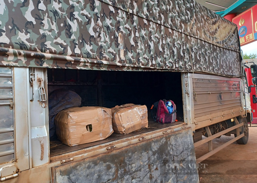 Xe tải mang BKS 49C - 227.68 do anh Phạm Hồng C điều khiển. Ảnh: P.H