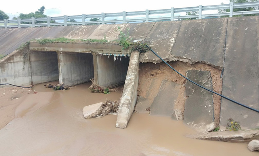  Mưa lớn gây sạt lở mảng bê tông mái taluy cầu suối Ia Prông (xã Đất Bằng). Ảnh: Nguyễn Ngọc