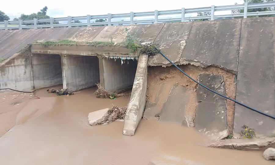  Mưa lớn gây sạt lở mảng bê tông mái taluy cầu suối Ia Prông (xã Đất Bằng). Ảnh: Nguyễn Ngọc