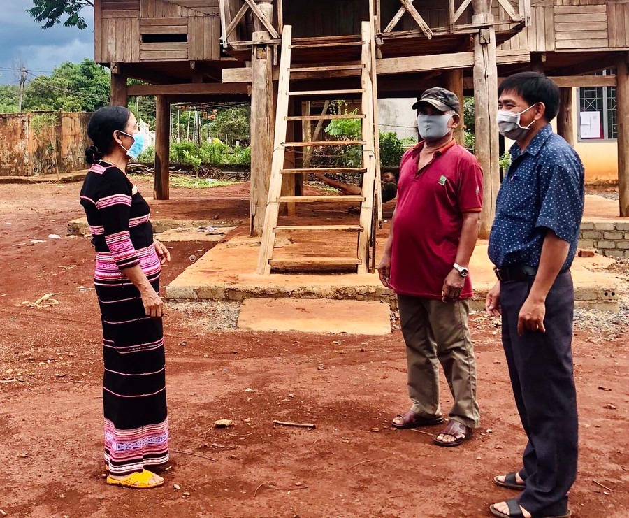 Già làng Puih Phyim (bìa trái; làng Dọch Tung, xã Ia Krai, huyện Ia Grai) tuyên truyền người dân nghiêm túc thực hiện các biện pháp phòng-chống dịch Covid-19. Ảnh: Trần Dung
