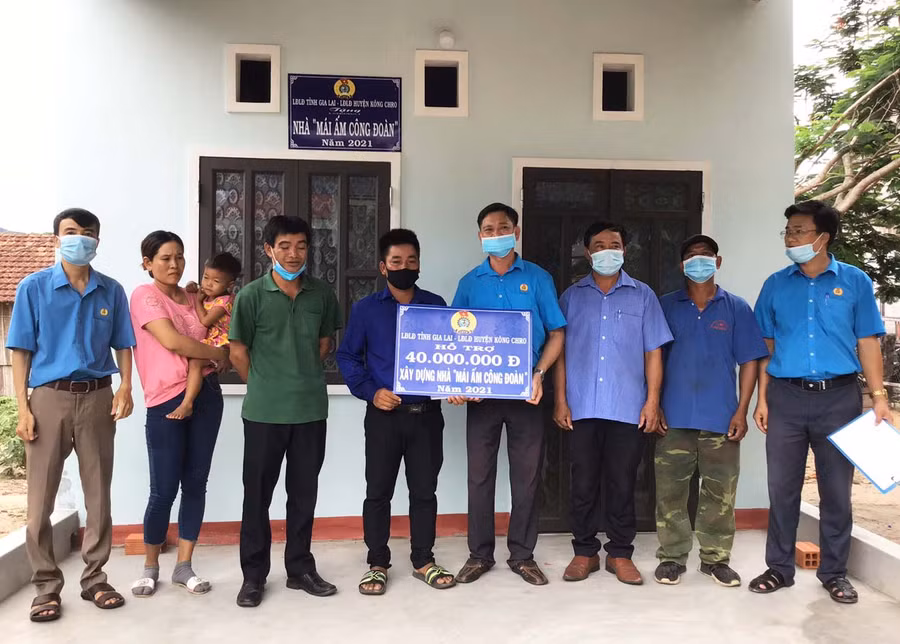 Liên đoàn Lao động huyện Kông Chro trao tặng nhà “Mái ấm Công đoàn” cho anh Đinh Văn Đinh (xã Đak Tơ Pang). Ảnh: Lê Đại