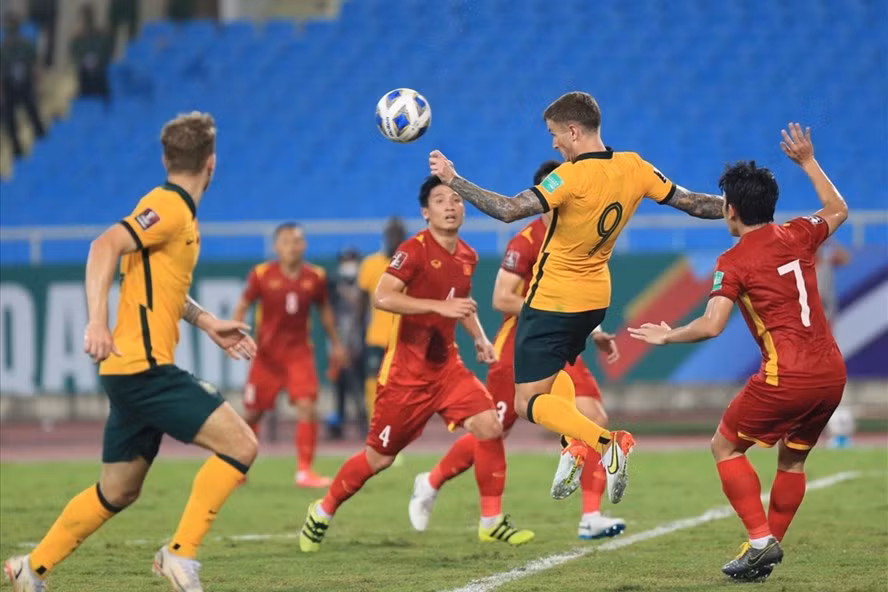 Các pha tranh chấp quyết liệt giữa Đội tuyển Việt Nam và Đội tuyển Australia (có ưu thế tuyệt đối về thể lực) trong trận đấu tối 7.9 tại sân vận động Mỹ Đình (Hà Nội). Ảnh: Minh Dân