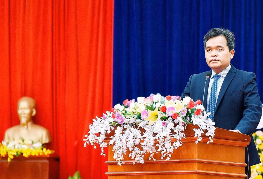 Bí thư Tỉnh ủy Hồ Văn Niên tuyên bố bắt đầu năm học mới 2021-2022. Ảnh: Đức Thụy Ảnh Đức Thụy