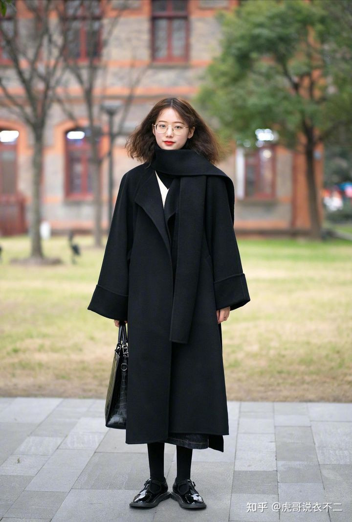 Nhiều người nghĩ rằng áo khoác dài luôn chỉ dành riêng cho những cô nàng cao ráo, thực tế là sai lầm, những cô nàng thấp bé cũng có thể diện áo khoác dài nếu biết mix cùng áo ngắn và quần cạp cao, giày thể thao để tạo ra một tỷ lệ hoàn hảo của cơ thể tôn dáng hiệu quả.