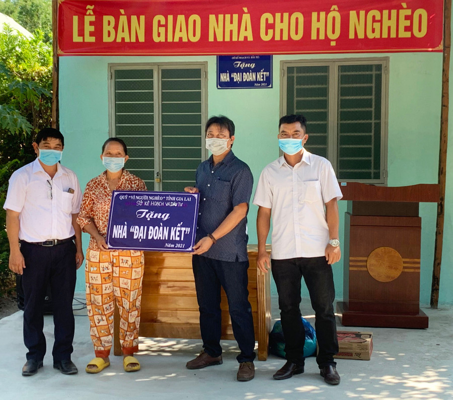 Đại diện Ủy ban MTTQ Việt Nam thị xã Ayun Pa và chính quyền xã Ia Rtô trao nhà 