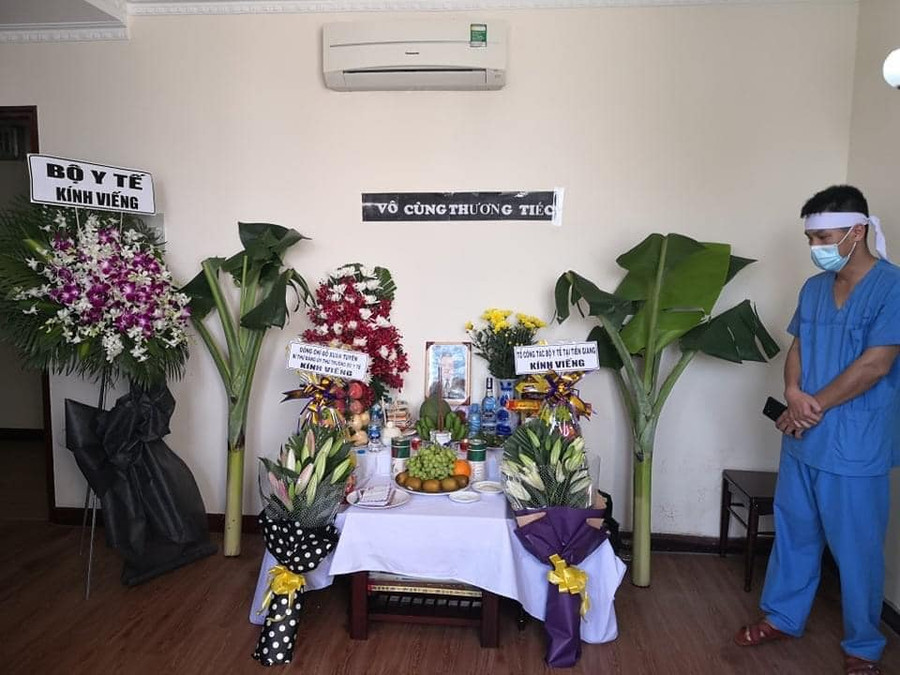 Ngày 8/9, bố của điều dưỡng Đoàn Viết Sử (Khoa Gây mê hồi sức, Bệnh viện Hữu Nghị) qua đời khi anh đang tham gia chống dịch tại Tiền Giang. Anh không thể về nhìn mặt bố lần cuối, chỉ có thể lập bàn thờ, tiễn biệt bố từ nơi xa. Ảnh: BYT