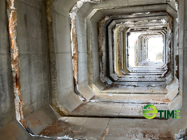 Kích cỡ bên trong của hệ thống thoát nước khủng. Ảnh: Nhiệt Băng