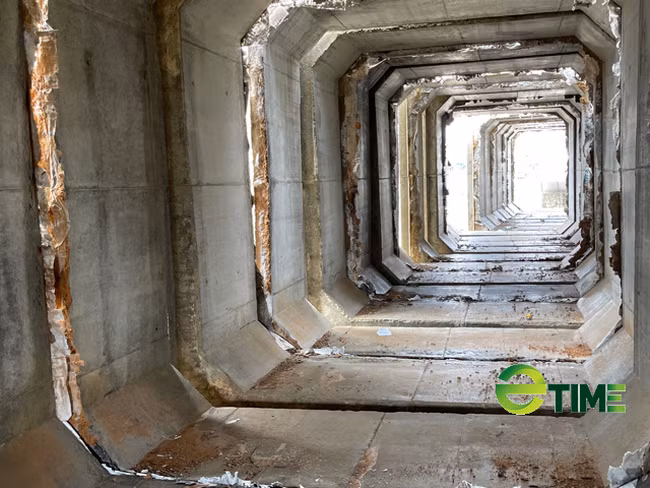 Kích cỡ bên trong của hệ thống thoát nước khủng. Ảnh: Nhiệt Băng