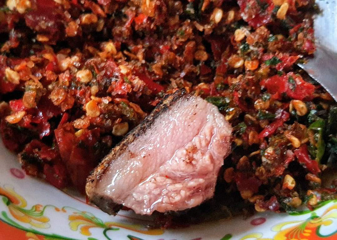Thịt đùi bò vàng nướng lụi chấm muối kiến vàng Thịt đùi bò vàng nướng lụi chấm muối kiến vàng
