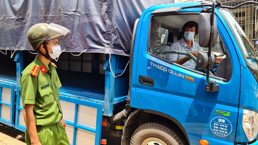 Lực lượng chức năng kiểm tra chấp hành cam kết không rời khỏi phương tiện của tài xế Nguyễn Văn Lộc (phường Ia Kring) sau khi vừa chở hàng từ Đà Nẵng về TP. Pleiku. Ảnh: Lê Hòa