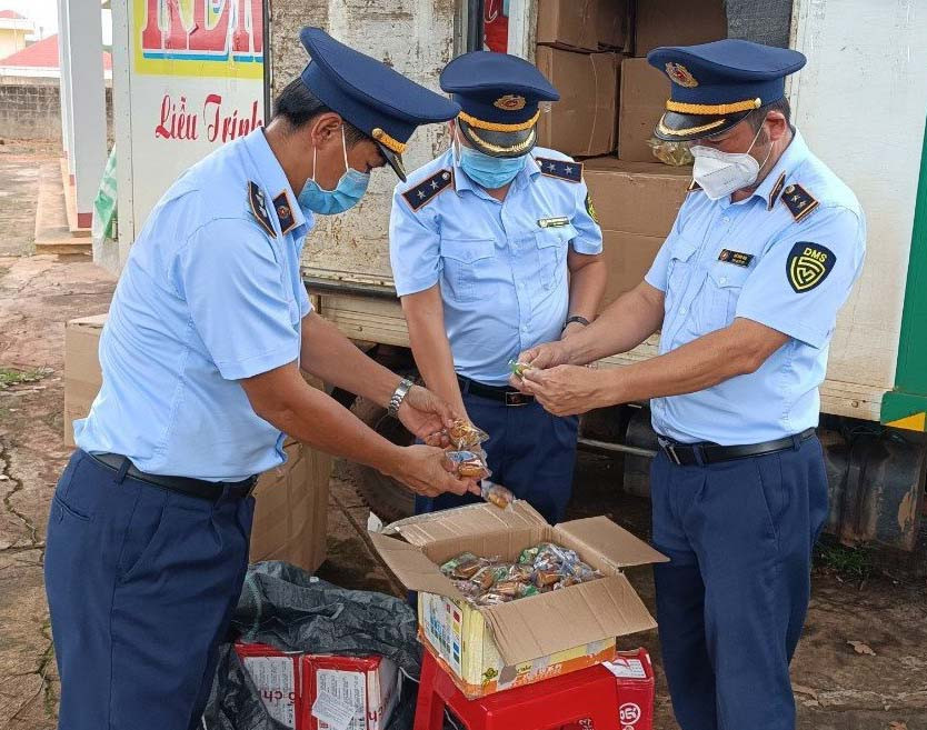 Lực lượng Quản lý Thị trường tiến hành kiểm tra hàng hoá vi phạm. Ảnh: Vũ Thảo