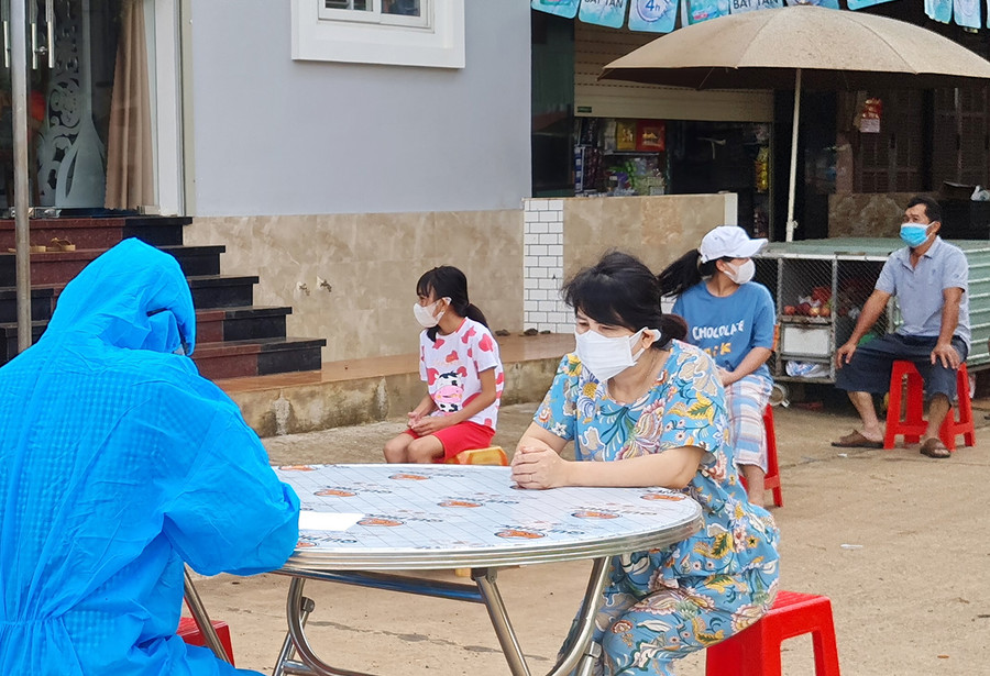 Người dân xếp hàng kê khai thông tin trước khi lấy mẫu xét nghiệm. Ảnh: Bá Bính Người dân xếp hàng kê khai thông tin trước khi lấy mẫu. Ảnh: Bá Bính