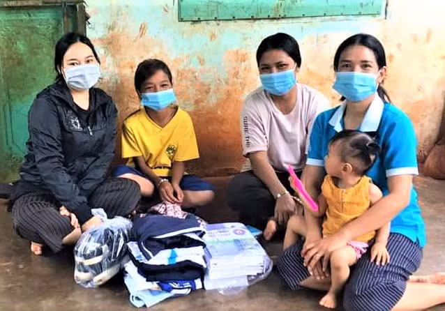 Hội Liên hiệp phụ nữ huyện Ia Grai tặng quà cho học sinh nghèo hiếu học xã Ia Tô. Ảnh: Đinh Yến