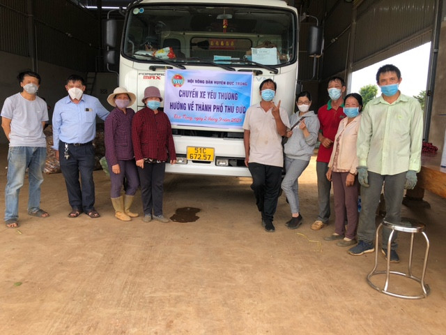 Anh Nguyễn Văn Đòn ( thứ hai từ trái qua ) trong 1 lần ủng hộ rau củ quả cho chuyến xe yêu thương. Ảnh: HND Đức Trọng