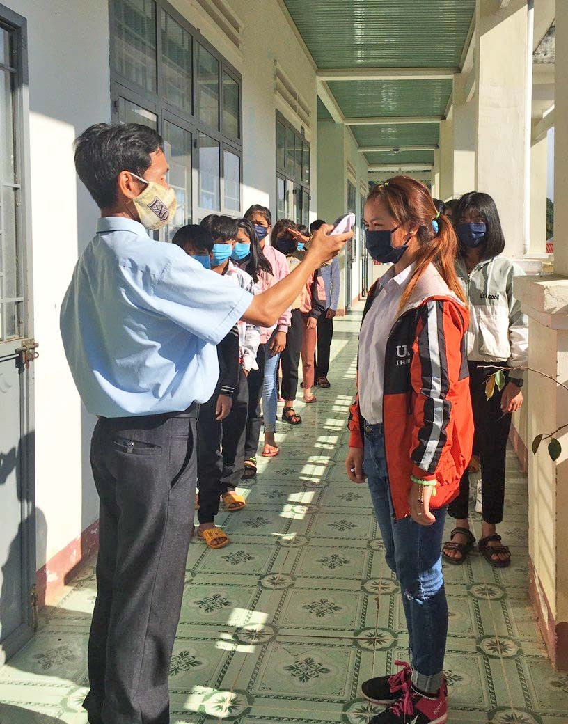 Các trường phải bảo đảm 100% học sinh, cán bộ, giáo viên được đo thân nhiệt trước khi vào lớp học. Ảnh Mộc Trà.jpg
