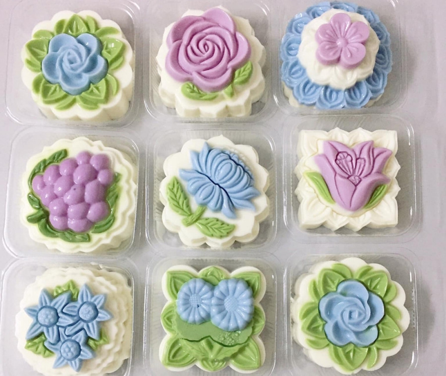 Những chiếc bánh trung thu mềm như bánh thạch với các họa tiết nổi 3D trông rất hấp dẫn. Những chiếc bánh trung thu mềm như bánh thạch với các họa tiết nổi 3D trông rất hấp dẫn.